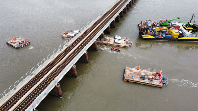Pontoon Positioning under the Bridge with Air hoists Fitted
