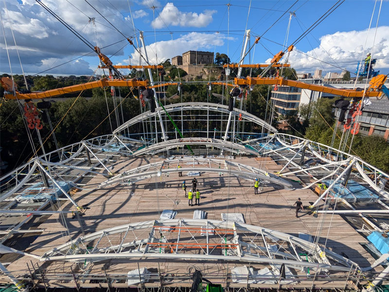 Lifting beams, Electric Hoists and Lever Hoists with Roof Lowered to Ground